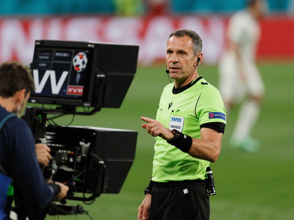 马卡质疑马齐尼亚克执法，欧足联：一切合规